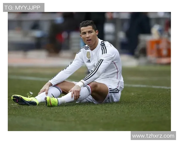 足球明星C罗的帅气魅力与球场风采完美结合的精彩瞬间 足球明星C罗的帅气魅力与球场风采完美结合的精彩瞬间