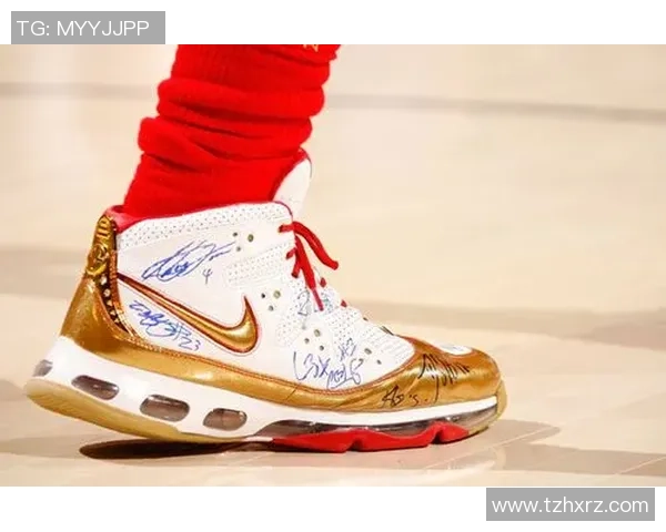 足球明星亲自赠送签名鞋款合集揭晓球场背后的故事与情感 足球明星亲自赠送签名鞋款合集揭晓球场背后的故事与情感